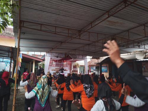  Senam Aerobik oleh Warga